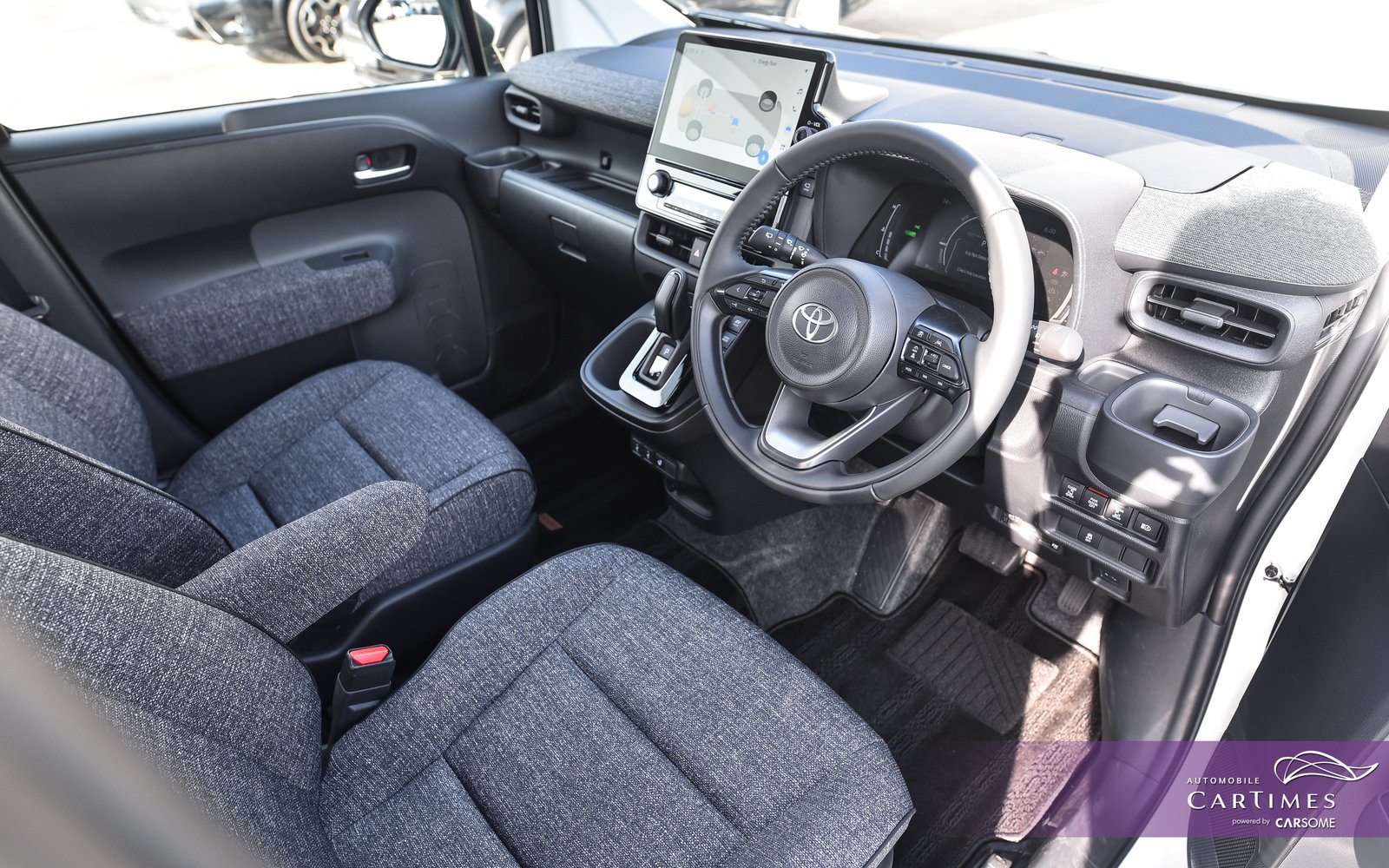 Toyota Sienta Hybrid photo 8